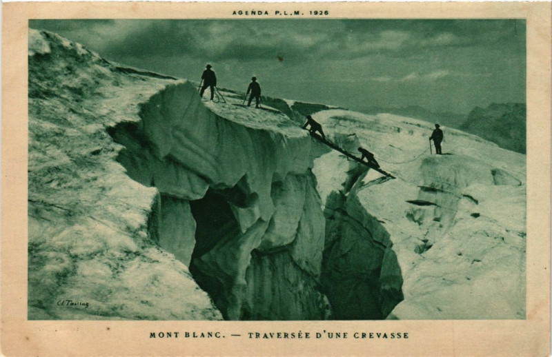 Carte postale ancienne Mont-Blanc - Traversée d'une Crevasse à Vers