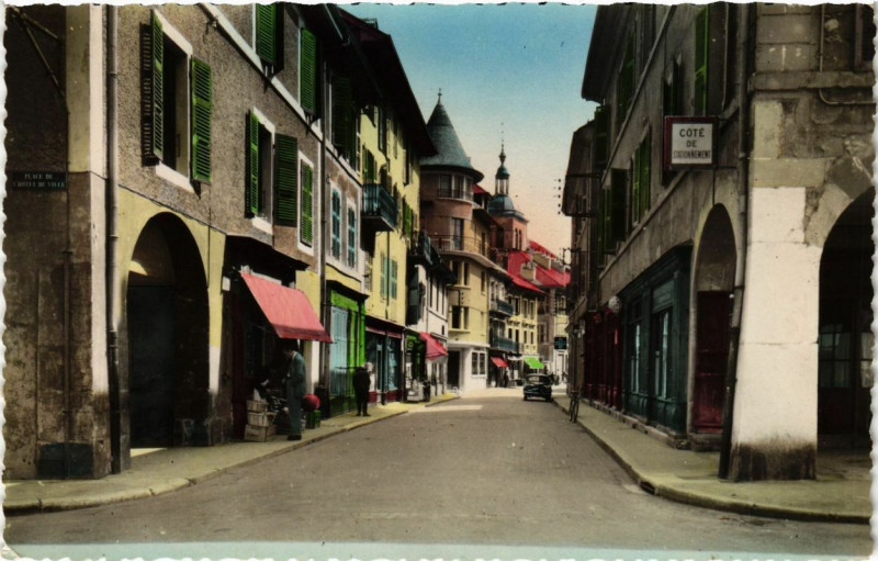 Carte postale ancienne Rumilly - Le centre de la Ville-les Arcades à Rumilly