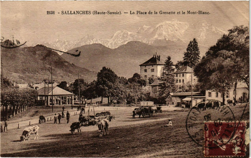 Carte postale ancienne Sallanches - La Place de la Grenette et le Mont-Blanc à Sallanches