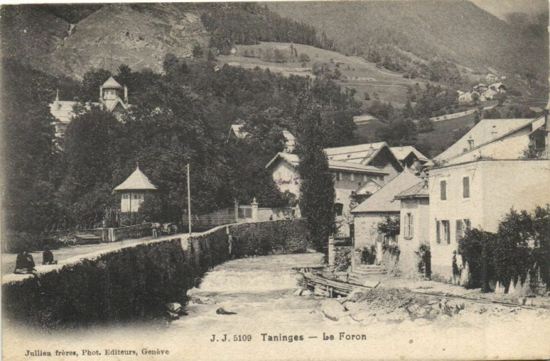 Carte postale ancienne Taninges - Le Foron à Taninges
