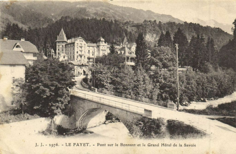 Carte postale ancienne Le Payet - Pont sur le Bonnent et le Grand Hotel de Savoie à Bonne