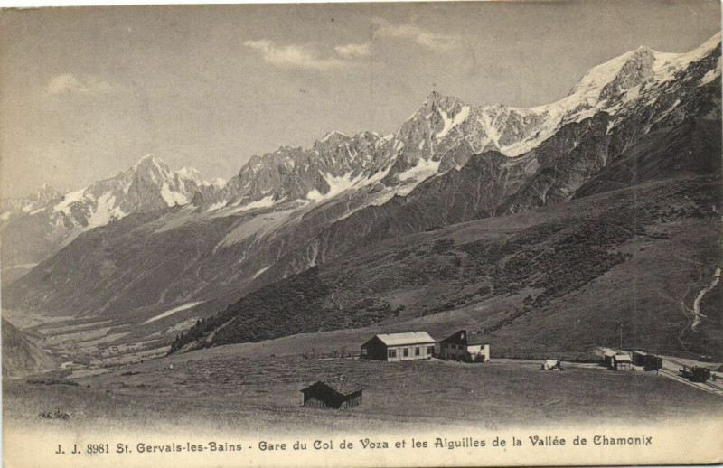 Carte postale ancienne Saint-Gervais-les-Bains - Gare du Col de Voza et les AIGUILLEs à Saint-Gervais-les-Bains