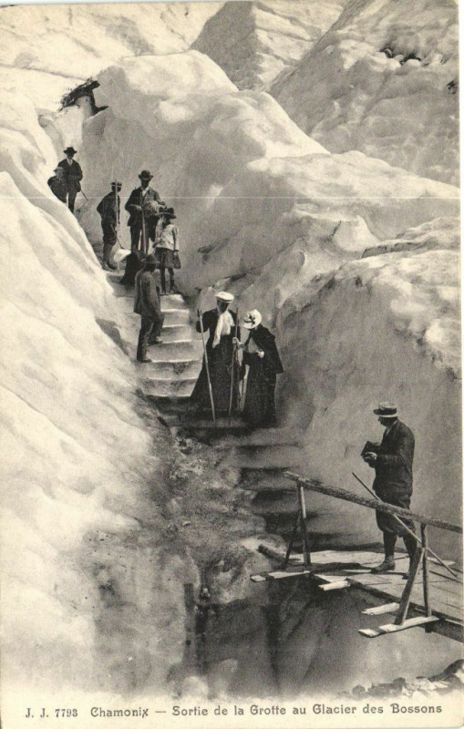 Carte postale ancienne Chamonix - Sortie de la Grotte au Glacier des Bossons