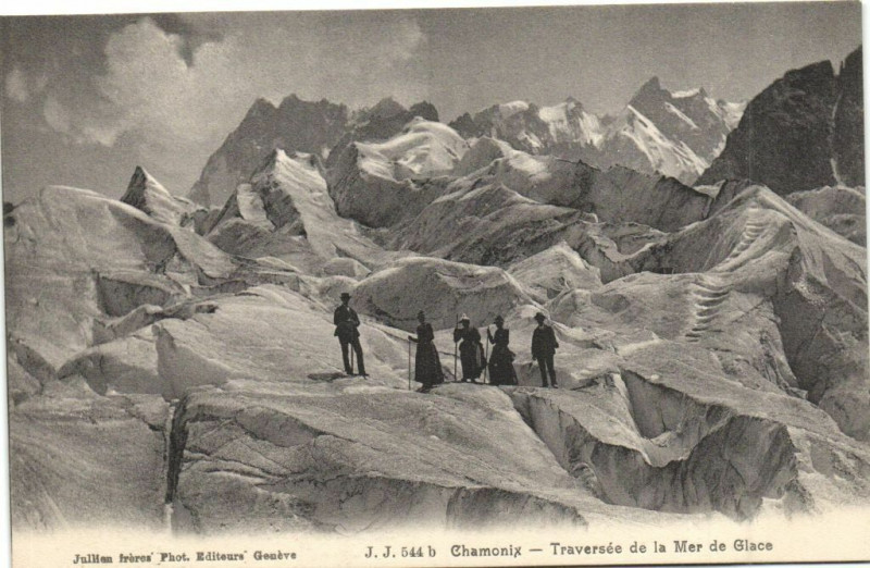 Carte postale ancienne Chamonix - Traversée de la Mer de Glace à Vers