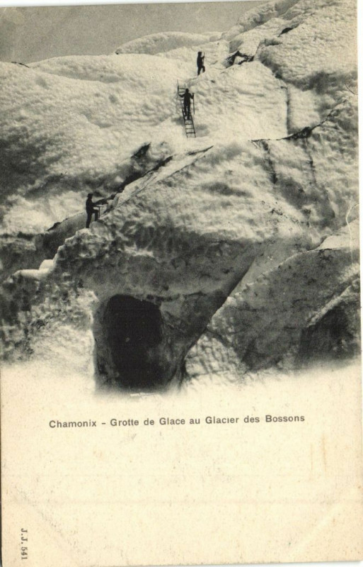 Carte postale ancienne Chamonix - Groffe de Glace au Glacier des Bossons