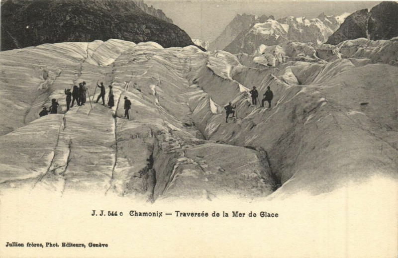 Carte postale ancienne Chamonix - Traversée de la Mer de Glace à Vers
