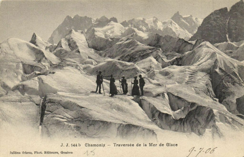 Carte postale ancienne Chamonix - Traversée de la Mer de Glace à Vers