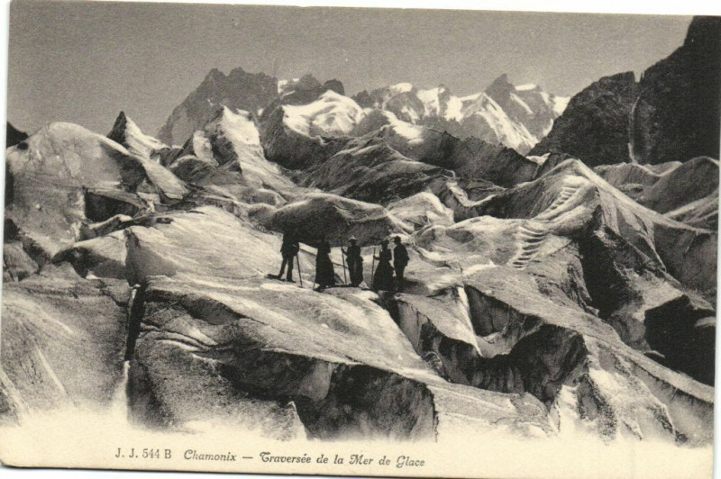 Carte postale ancienne Chamonix - Traversée de la Mer de Glace à Vers