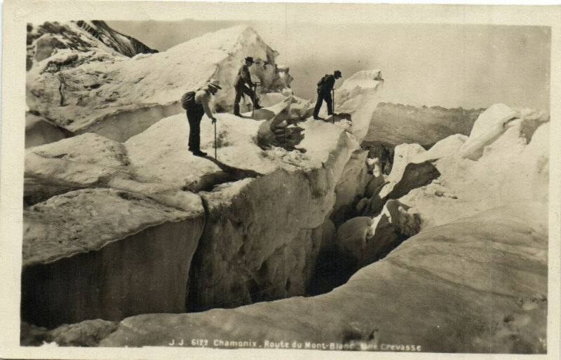 Carte postale ancienne Chamonix - Route du Mont-Blanc et Crevasse