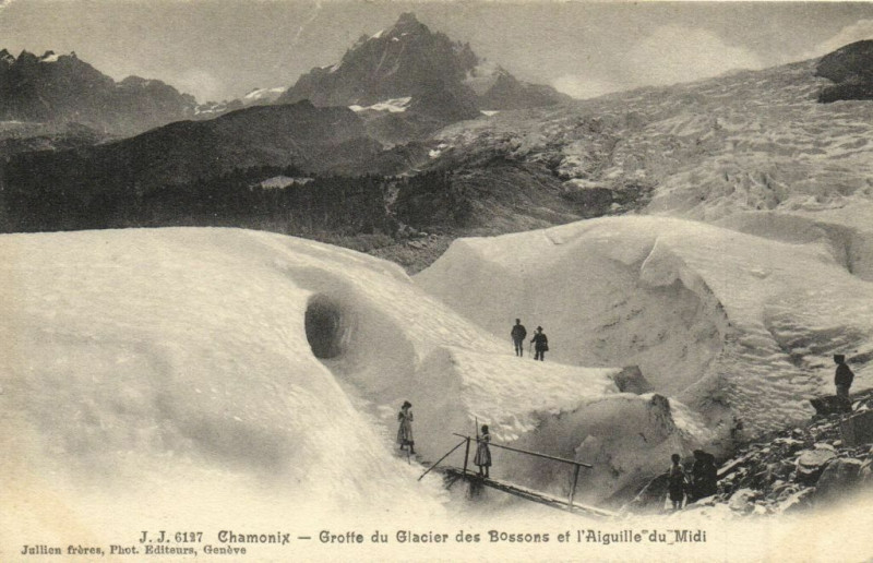 Carte postale ancienne Chamonix - Grotte du Glacier de Bossons et l'Aiguille du Midi