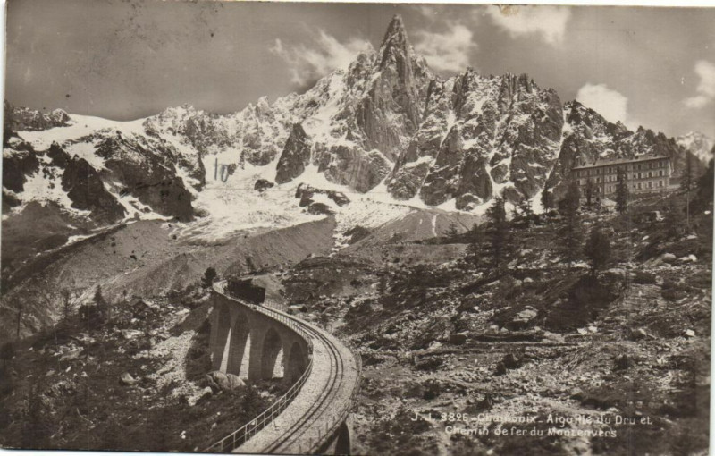 Carte postale ancienne Chamonix - Aiguille du Dru et Chemin de fer du Montenvers à Vers