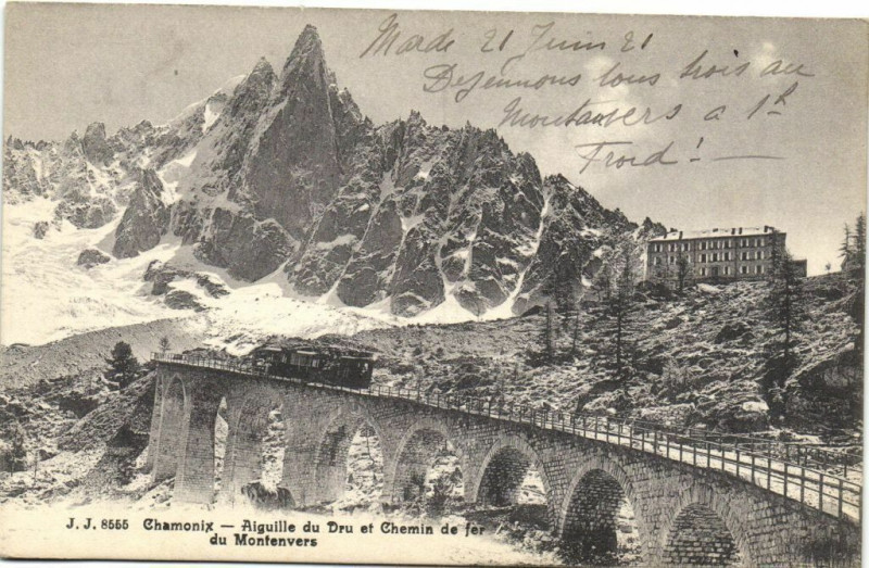 Carte postale ancienne Chamonix - Aiguille du Dru et Chemin de fer du Montenvers à Vers