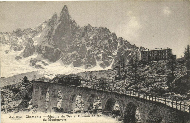 Carte postale ancienne Chamonix - Aiguille du Dru et Chemin de fer du Montenvers à Vers