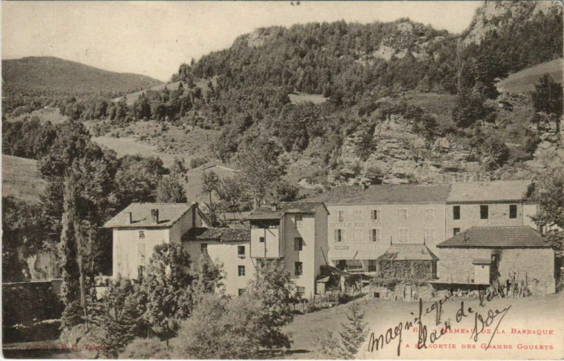 Carte postale ancienne Hameau de La Barraque, La Sortie France