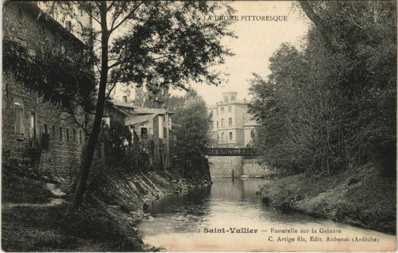 Carte postale ancienne Saint-Vallier Passerelle s la Galaure France à Saint-Vallier