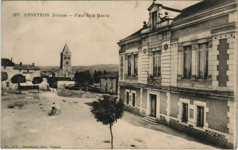 Carte postale ancienne Anneyron Place de la Mairie France à Anneyron