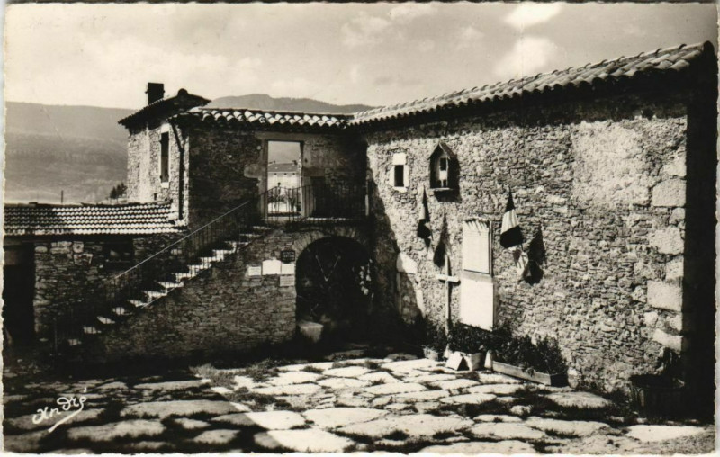 Carte postale ancienne La Chapelle en Vercors La Cour des Fusilles France à La Chapelle-en-Vercors