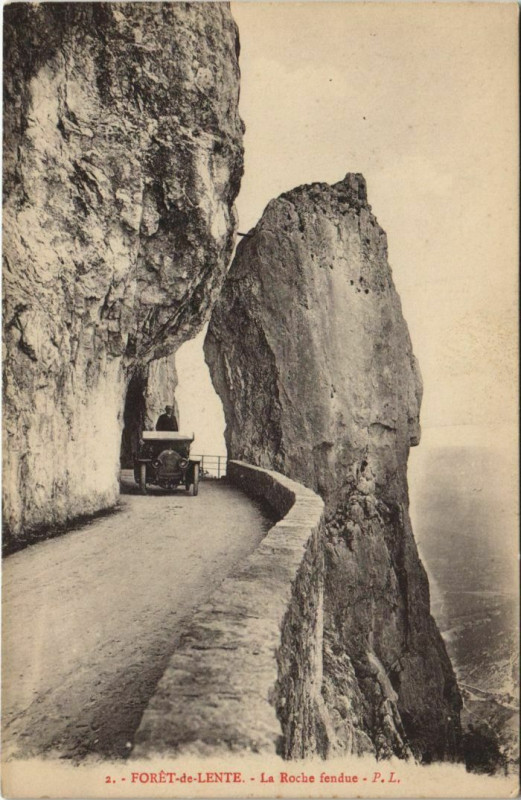 Carte postale ancienne Foret de Lente La Roche fendue France