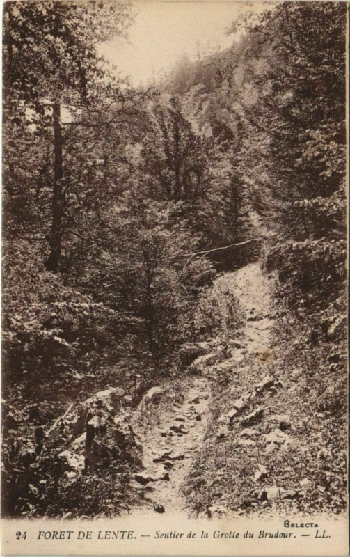 Carte postale ancienne Foret de Lente Sentier de la Grotte du Brudour France