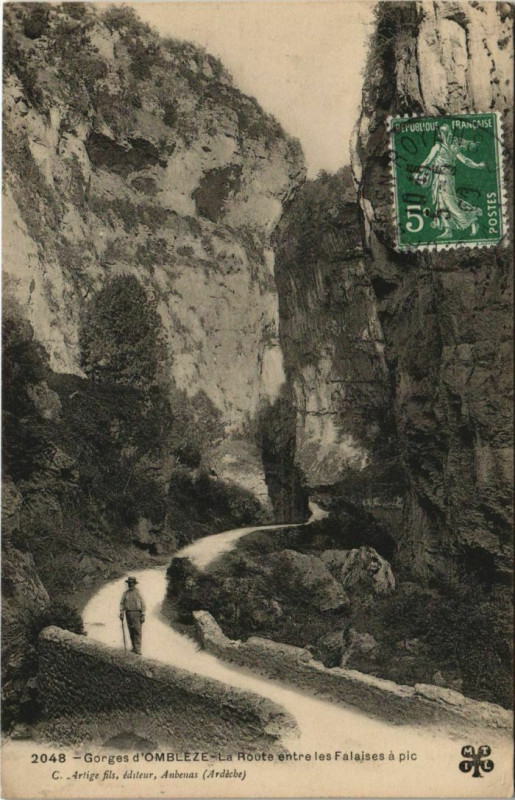 Carte postale ancienne Gorges d'Ombleze La Route entree les Falaises a pic France