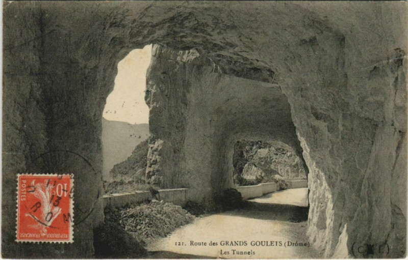 Carte postale ancienne Route des Grands-Goulets Les Tunnels France