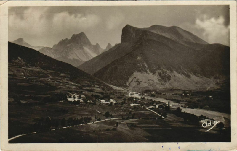 Carte postale ancienne Lus-la-Croix-Haute Les Correardes, Le Massif France à Lus-la-Croix-Haute