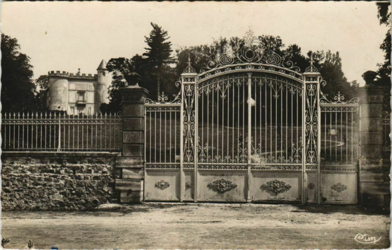 Carte postale ancienne La Begude de Mazenc Grille du Chateau France