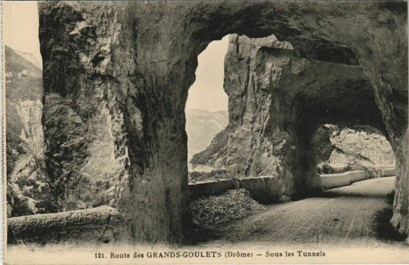 Carte postale ancienne Route des Grands-Goulets Sous les Tunnels France