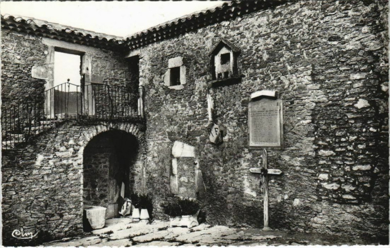Carte postale ancienne La Chapelle en Vercors Cour des Fusilles France à La Chapelle-en-Vercors