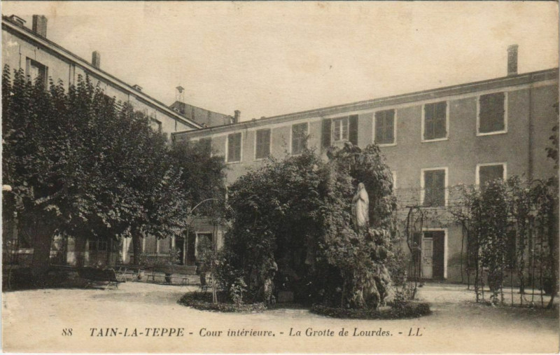 Carte postale ancienne Tain la Teppe Cour interieure France