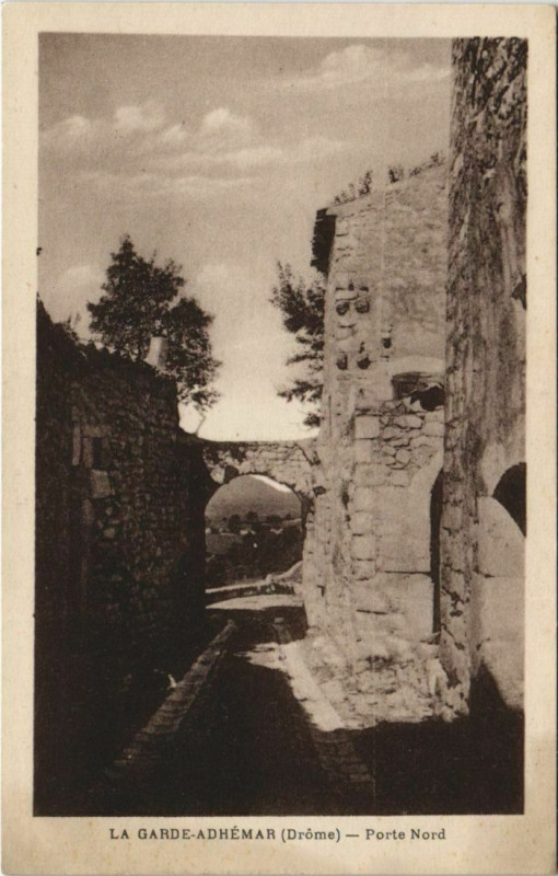 Carte postale ancienne La Garde-Adhemar Porte Nord France