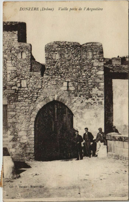 Carte postale ancienne Donzere Vieille porte d'Argentiere France à Donzère