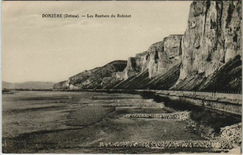Carte postale ancienne Donzere Les Rochers du Robinet France à Donzère