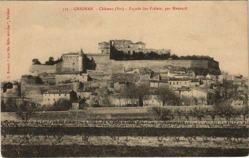 Carte postale ancienne Grignan Chateau ,facade des Prelats France à Grignan