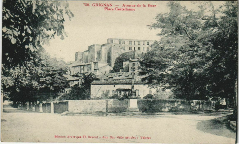 Carte postale ancienne Grignan Avenue de la Gare ,Place Castellanne France à Grignan