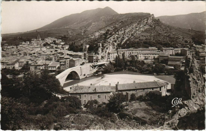 Carte postale ancienne Nyons Le Quartier des Rochers France à Nyons