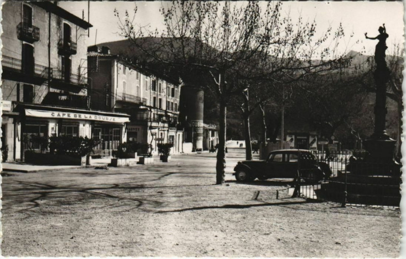 Carte postale ancienne Nyons Place de la Liberation France à Nyons