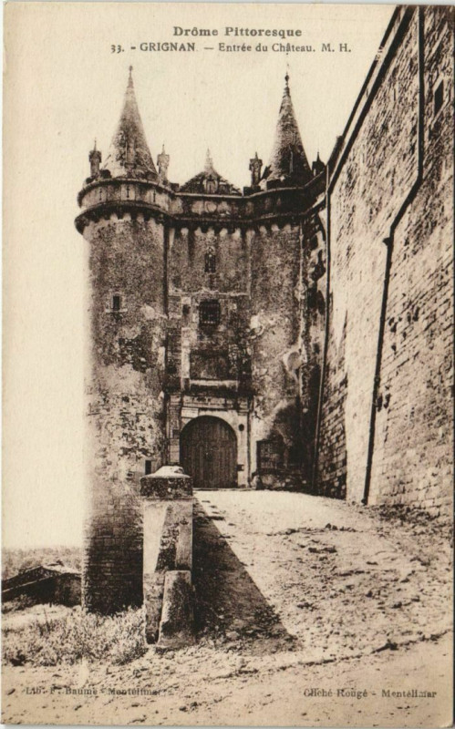 Carte postale ancienne Grignan Entree du Chateau France à Grignan