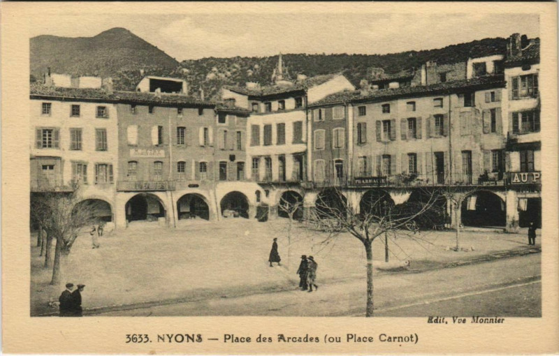 Carte postale ancienne Nyons Place des Arcades France à Nyons