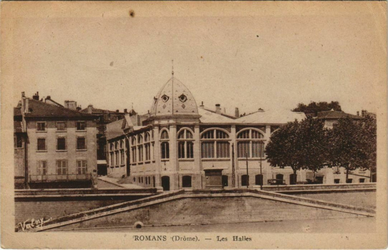 Carte postale ancienne Romans Les Halles France