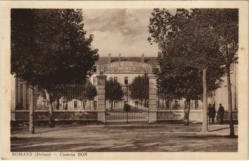 Carte postale ancienne Romans Caserne Bon France