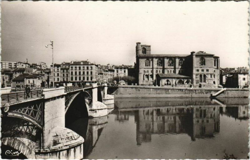 Carte postale ancienne Romans Eglise Saint-Bernard ,Pont Vieux et l'Isere France