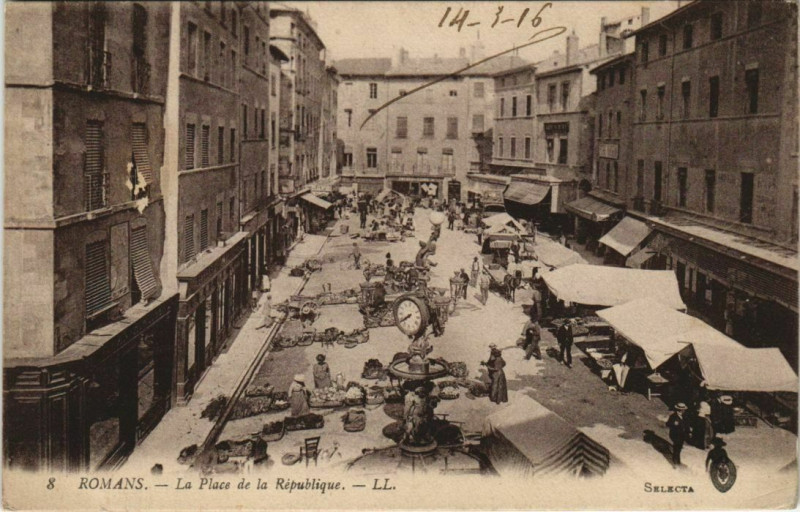 Carte postale ancienne Romans La Place de la Republique France