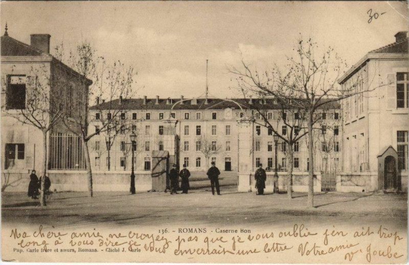 Carte postale ancienne Romans Caserne Bon France