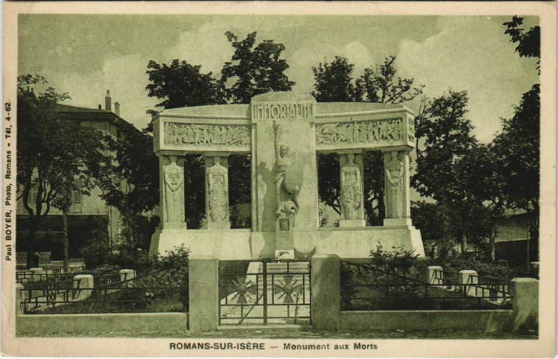 Carte postale ancienne Romans Monument aux Morts France