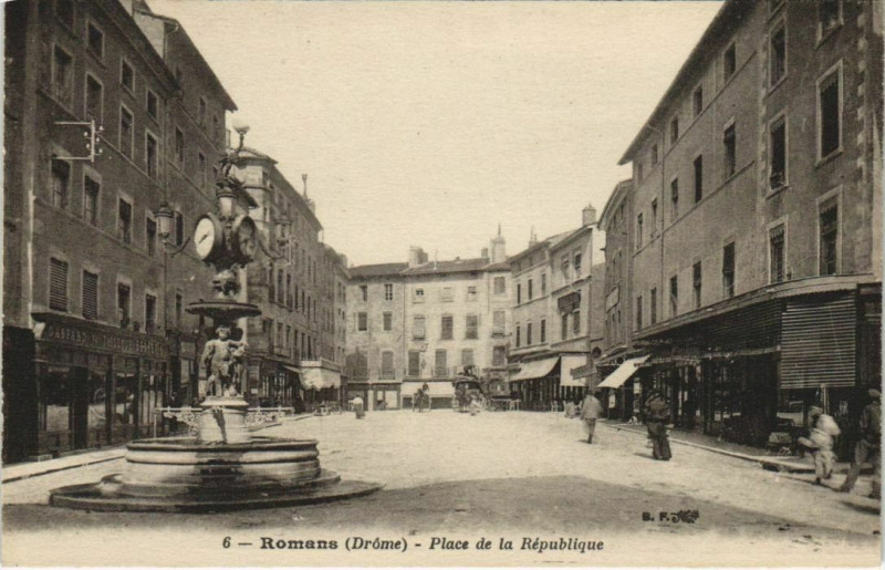 Carte postale ancienne Romans Place de la Republique France