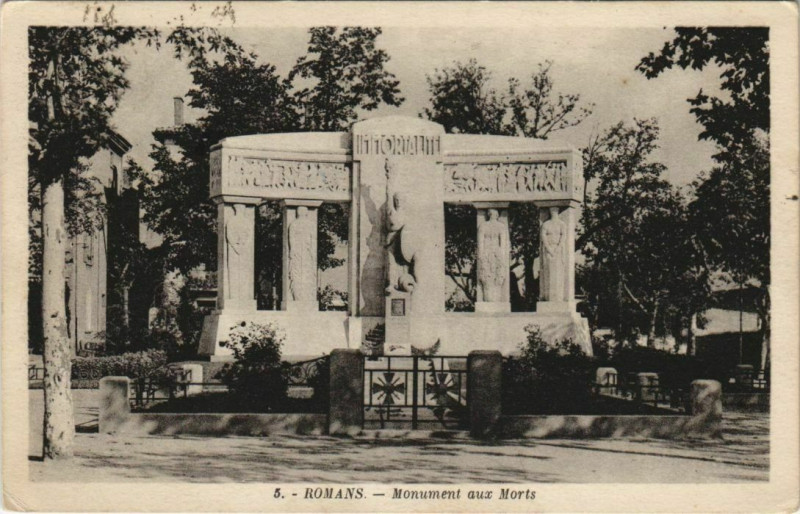 Carte postale ancienne Romans Monument aux Morts France