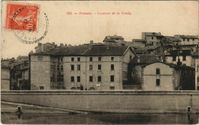 Carte postale ancienne Romans Caserne de la Presle France