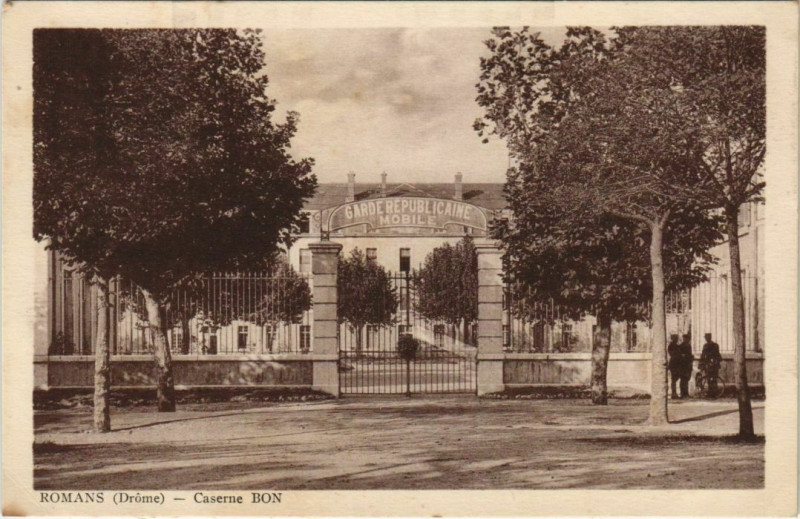 Carte postale ancienne Romans Caserne Bon France