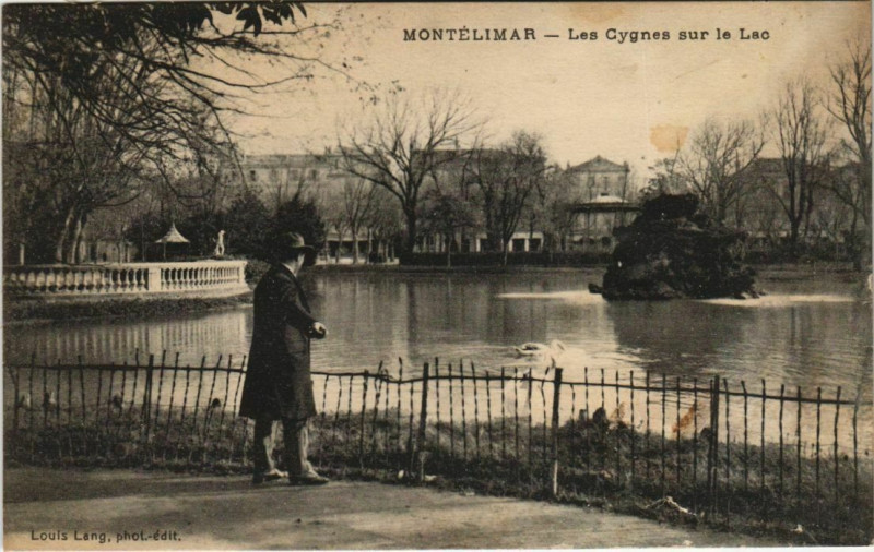 Carte postale ancienne Montelimar Place de l'Hotel de Ville France à Montélimar